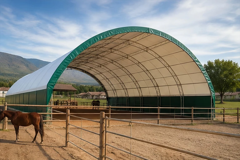 Tensostruttura ad arco venduta da Triberti utilizzata come maneggio coperto