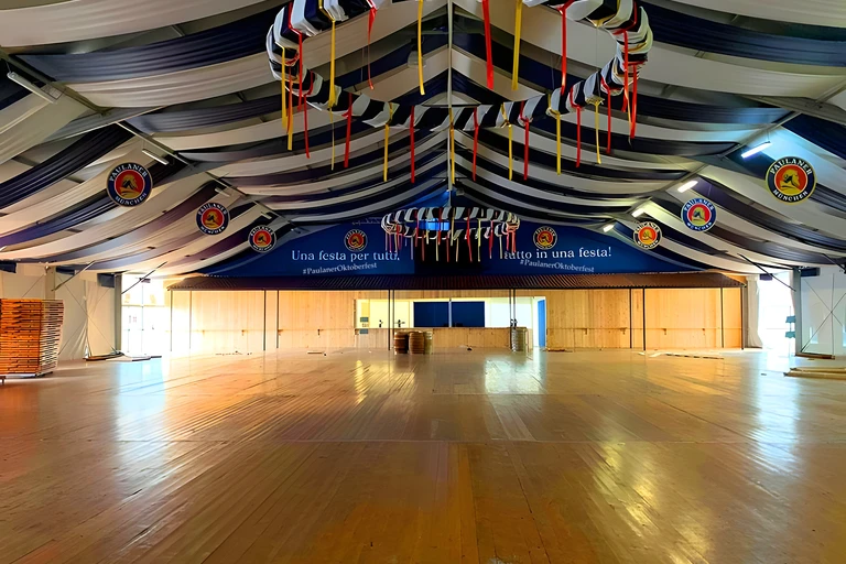 Interno di un grande tendone allestito per un evento