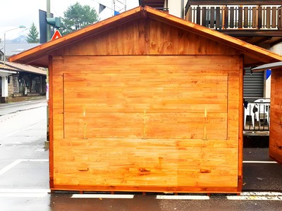Casetta in legno con tetto a due falde, pronta per uno stand