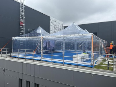 Strutture cristal trasparenti montate sulla terrazza di un edificio aziendale
