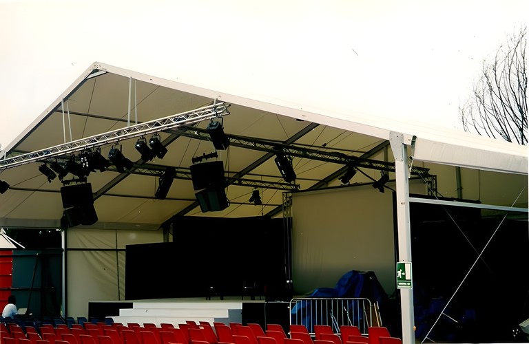 Palco con impianto luci sotto una copertura aperta sui lati