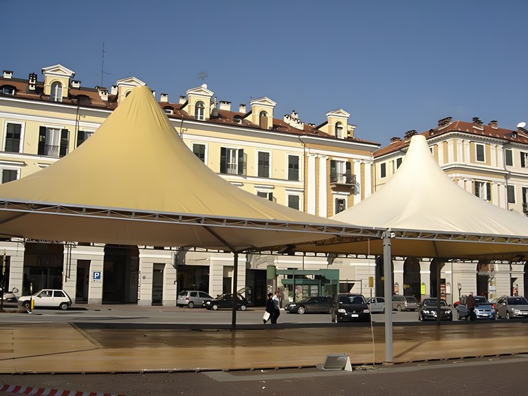 Due grandi gazebo a pagoda montati in una piazza davanti a palazzi storici